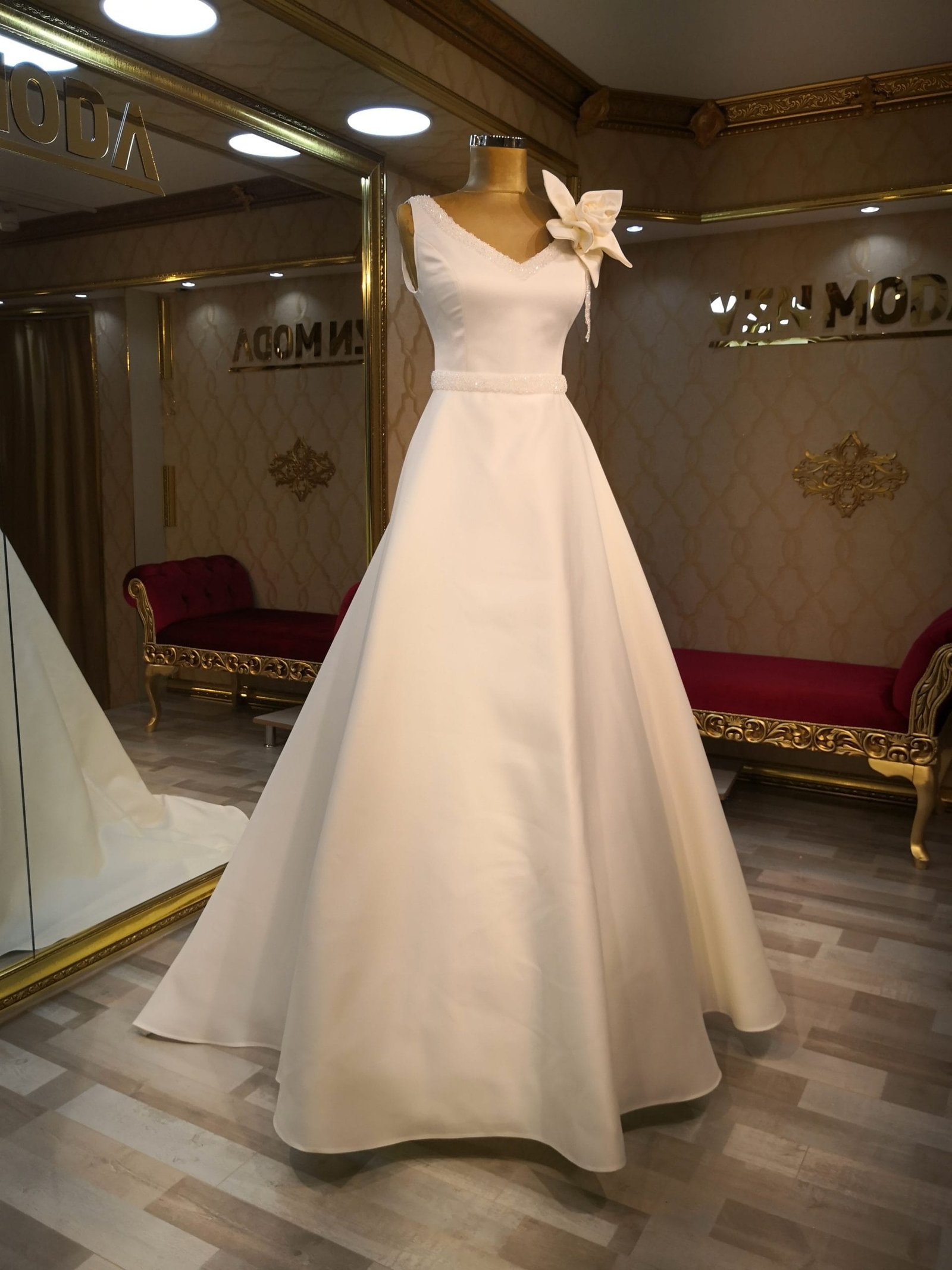 lavinya helen saten gelinlik - VznModa lavinya-saten-helen-gelinlik-v-yaka-işlemeli
