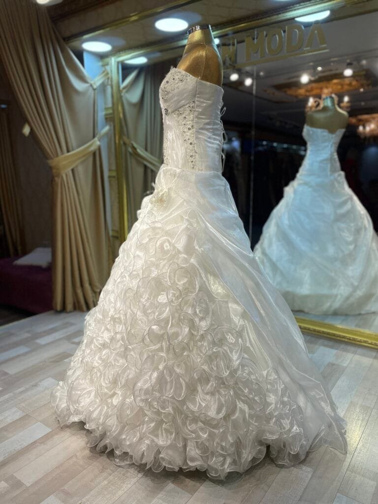 Açılayb Model Kabarık İşlemeli Gelinlik - VznModa açılay-kırık-beyaz-organze-kabarık-gelinlik