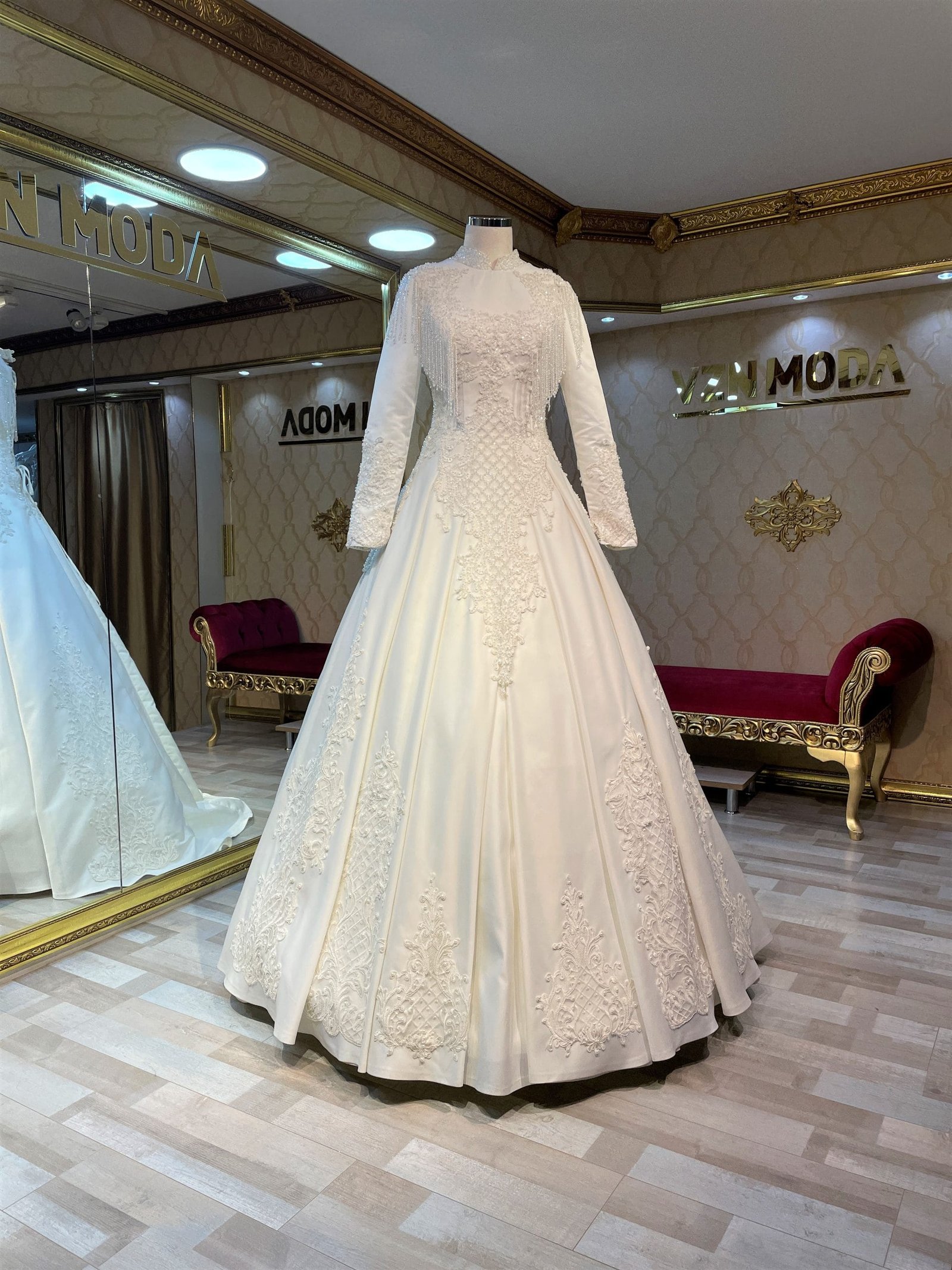 Handan tesettür gelinlik saten - VznModa gelinlik-saten-tesettür-işlemeli-helen-a-kesim-kırık-beyaz-dantel