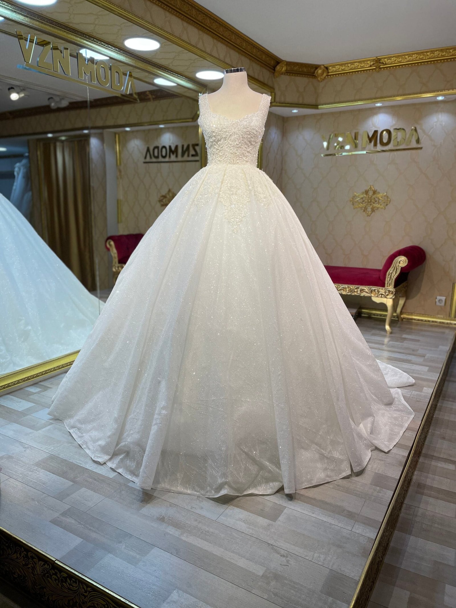 Aygök Gelinlik Prenses Simli Kumaş kabarık - VznModa Aygok-Gelinlik-Prenses-Simli-Kumas-kabarik